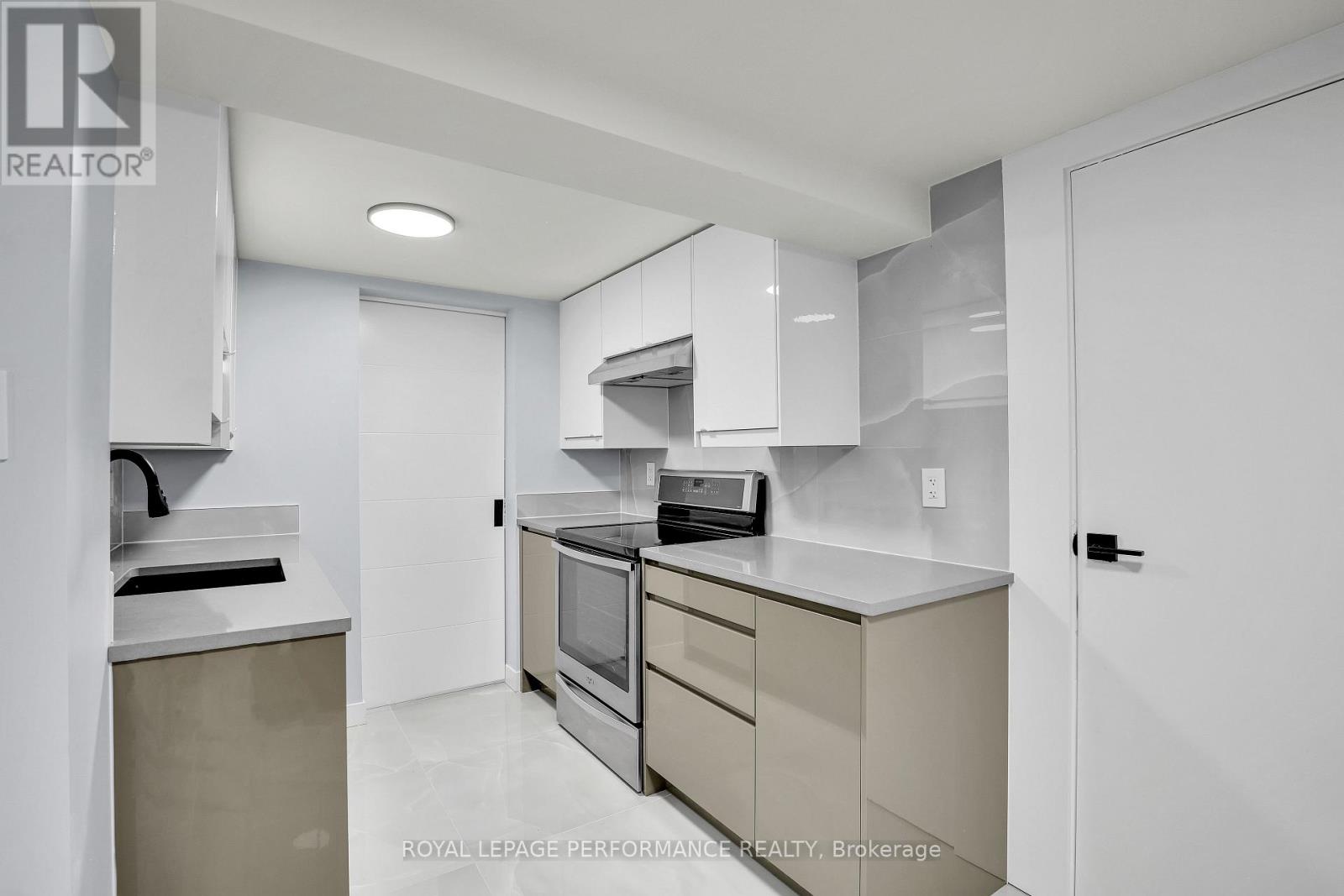Unit B ( Basement) - 934 Smyth Road