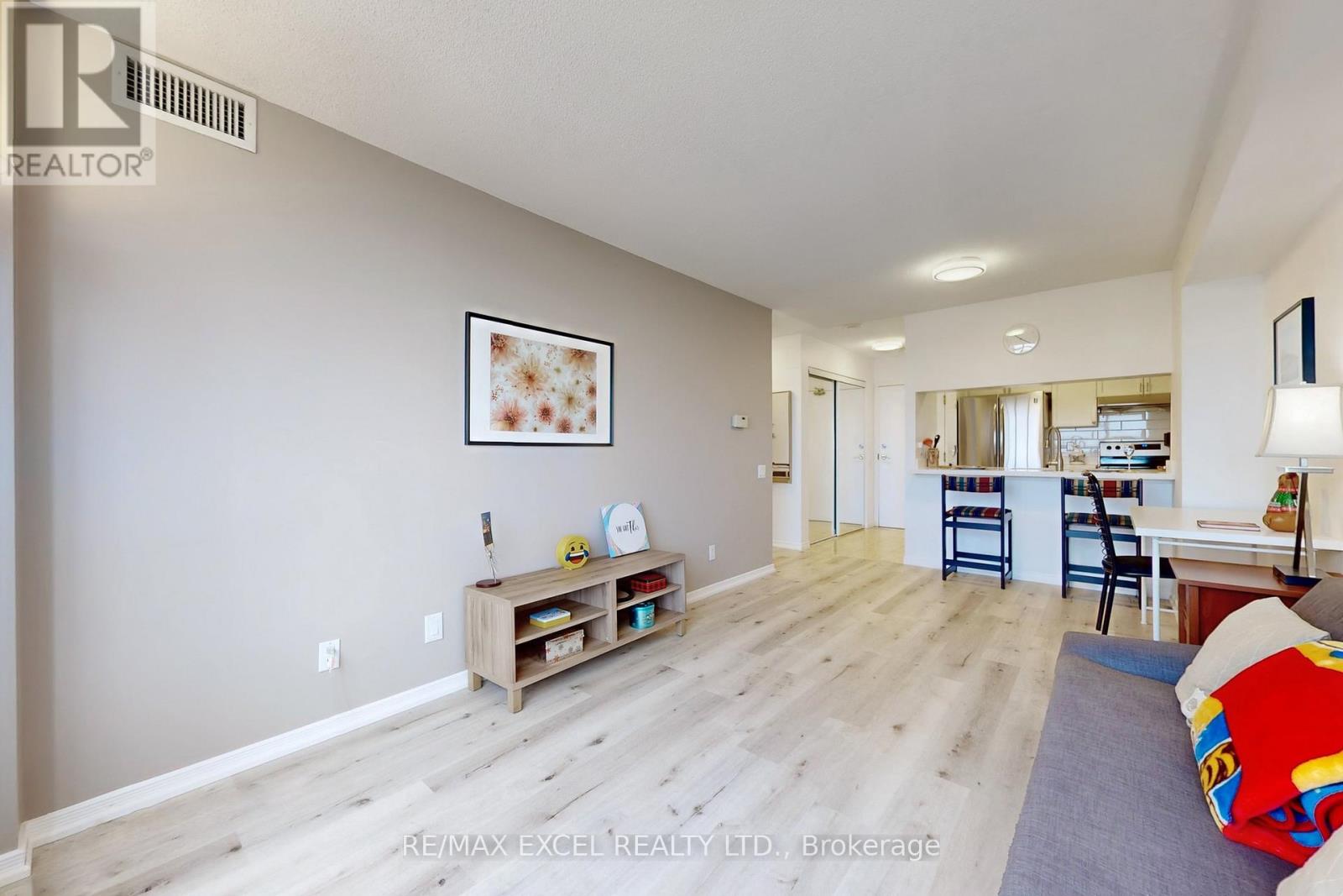 #2302 8 HILLCREST AVENUE - 21