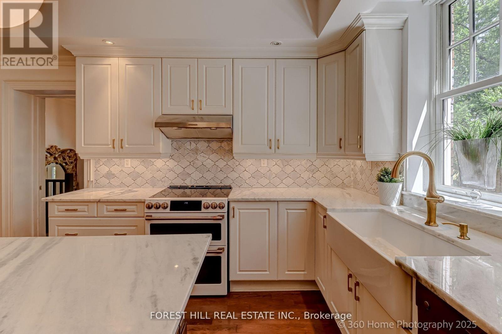 379 HURON STREET - 10