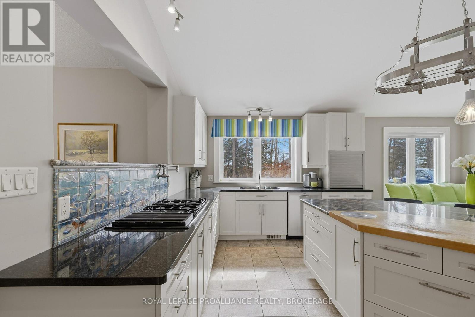 27 RIVERSIDE DRIVE - 12