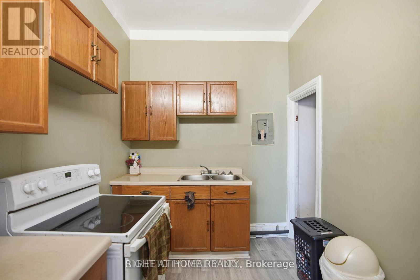 82 WELLINGTON STREET - 21