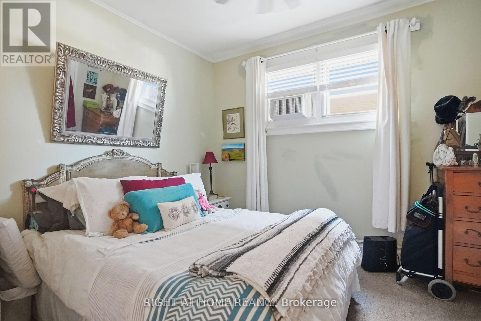 82 WELLINGTON STREET - 15
