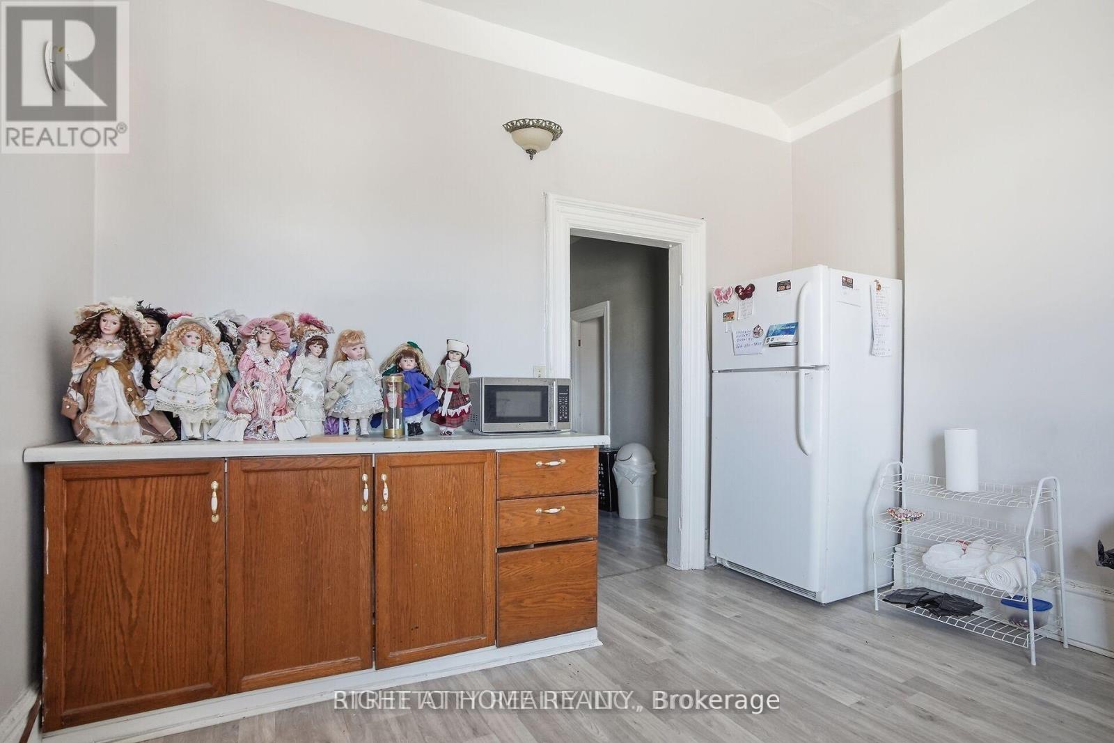 82 WELLINGTON STREET - 18
