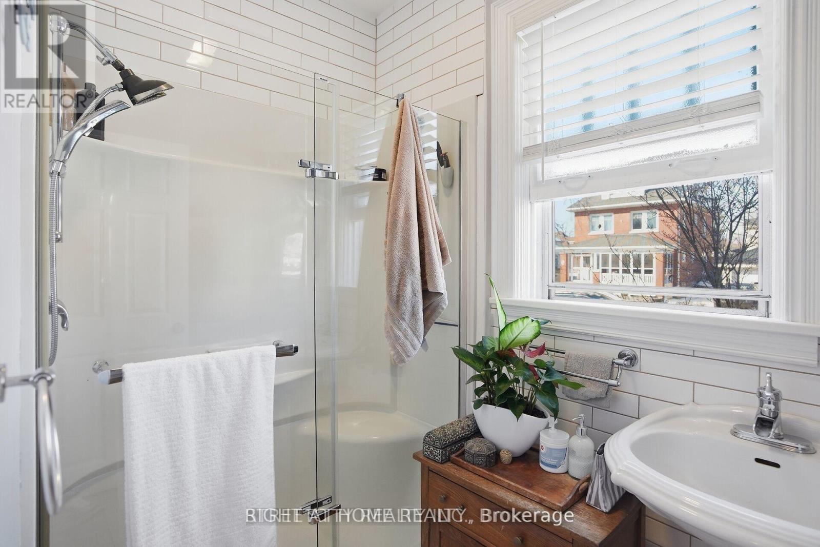 82 WELLINGTON STREET - 12