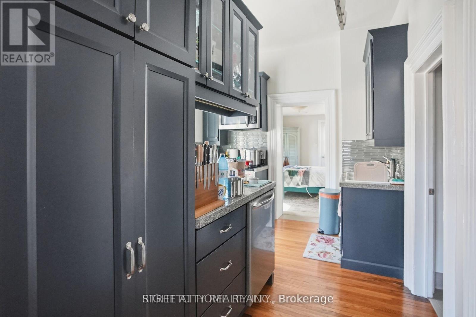 82 WELLINGTON STREET - 23