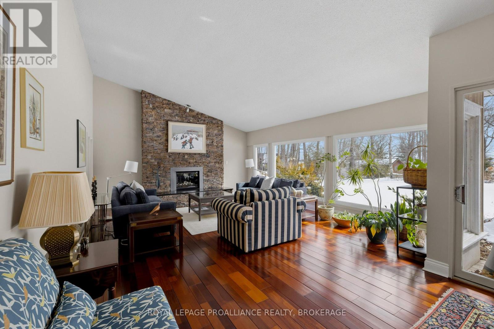 27 RIVERSIDE DRIVE - 16