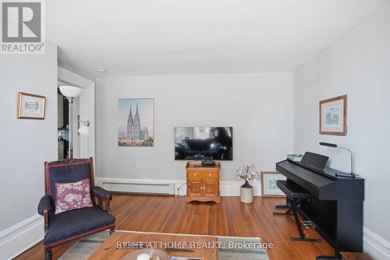 82 WELLINGTON STREET - 34