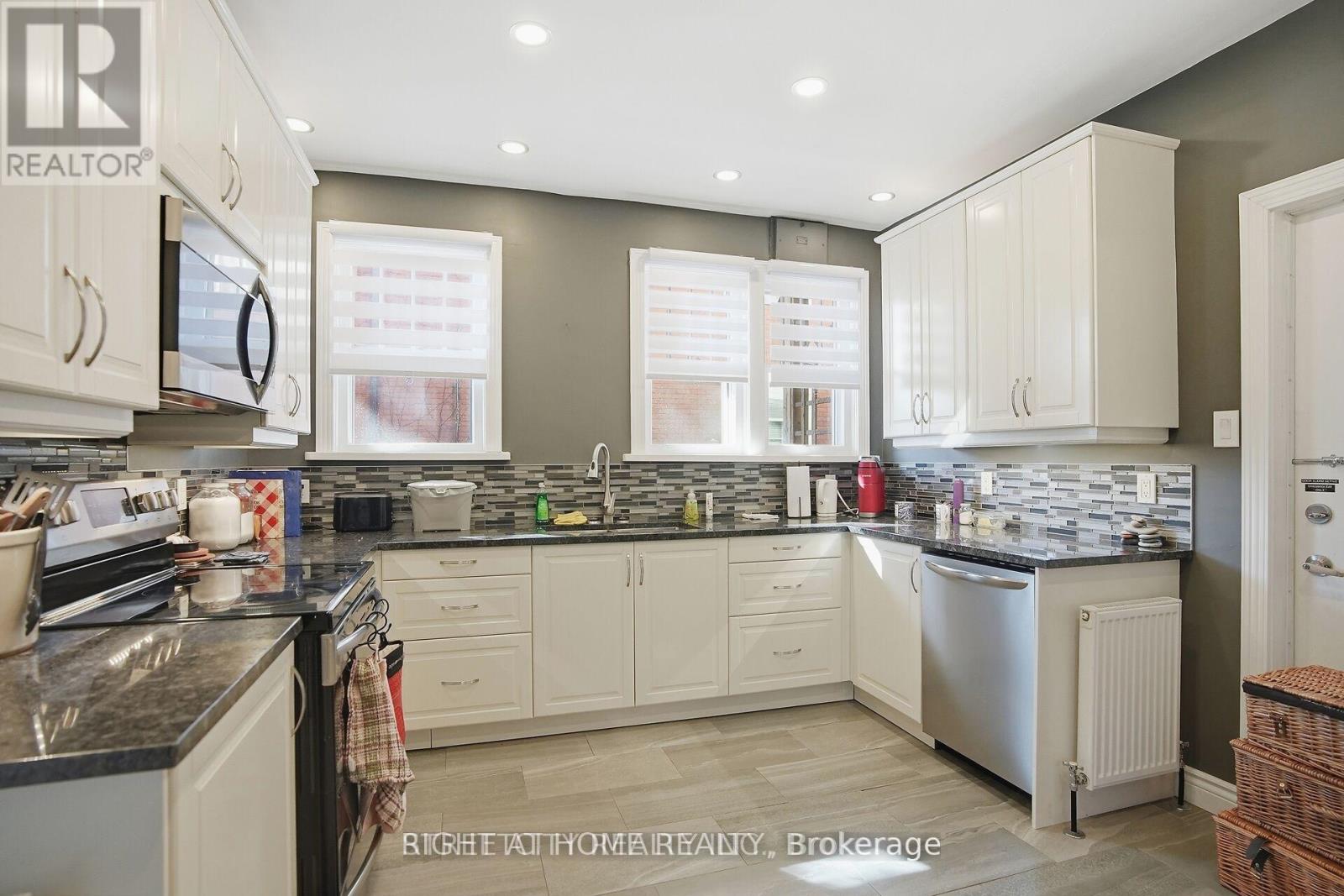 82 WELLINGTON STREET - 39