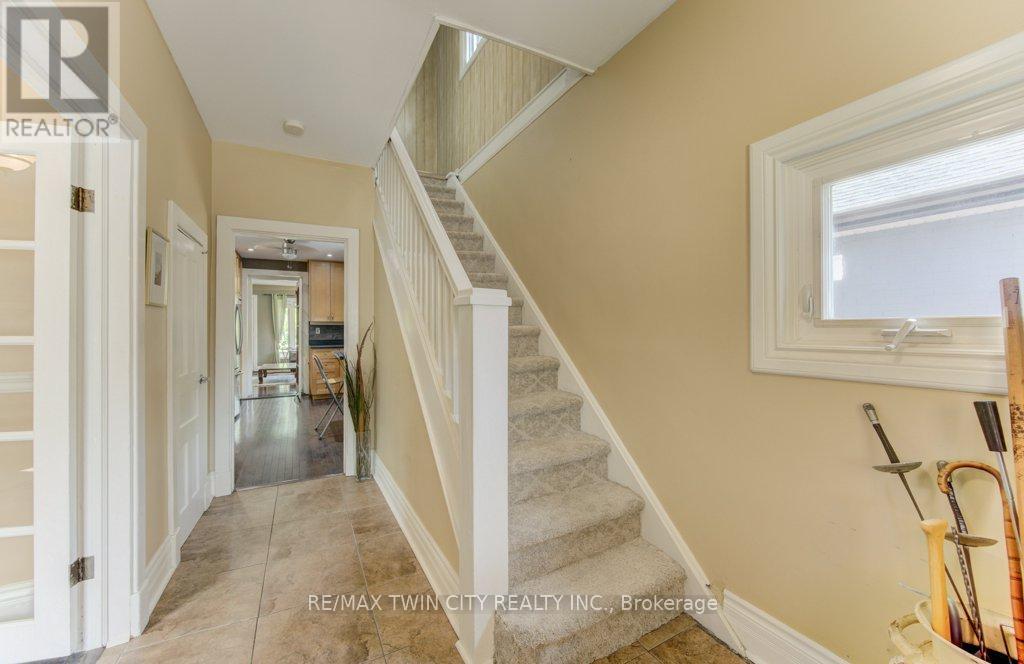 271 LONDON ROAD W - 3