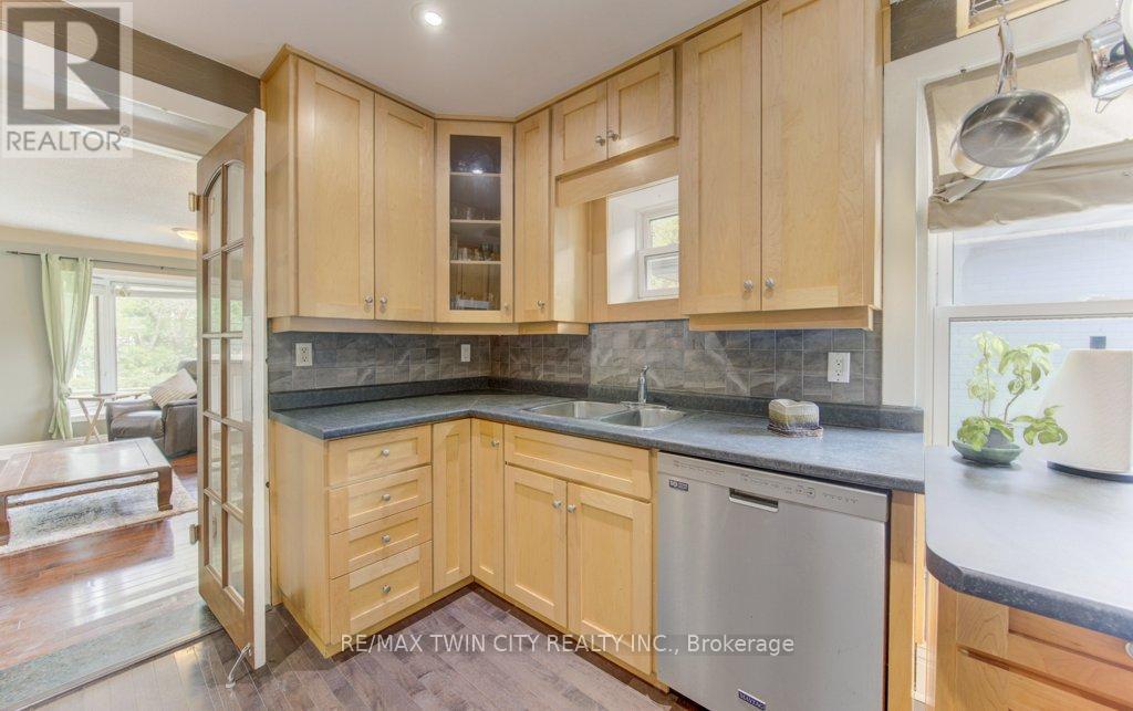 271 LONDON ROAD W - 9