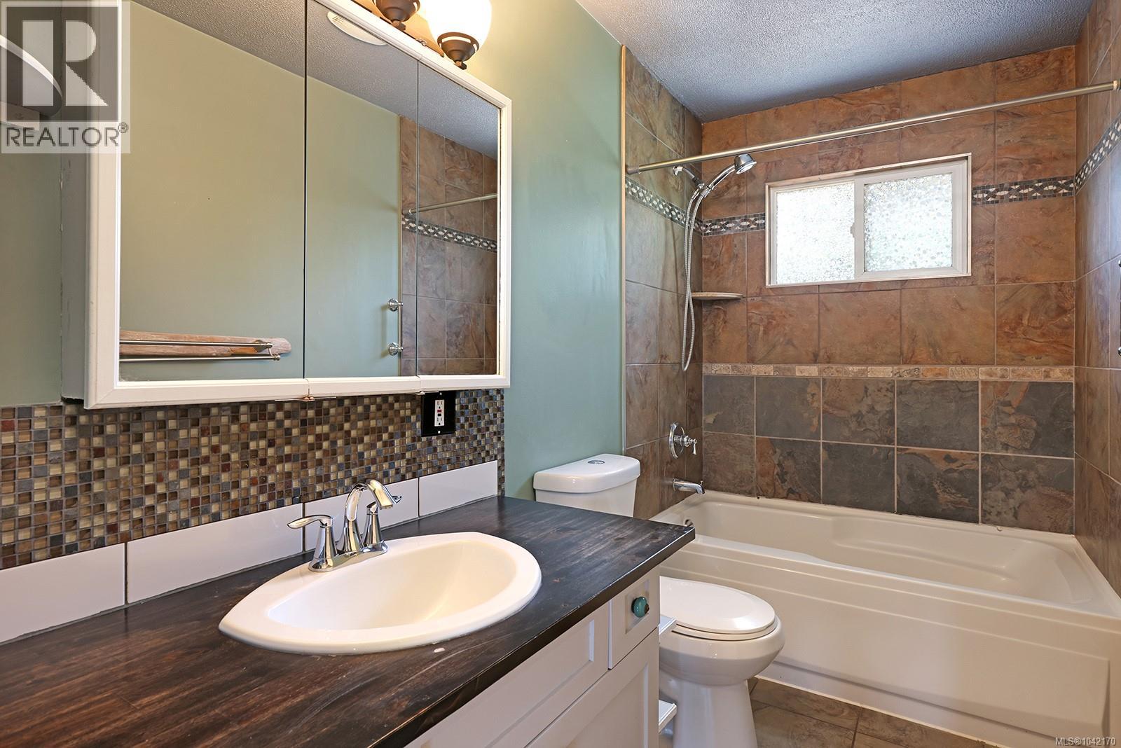 2057 Hummingbird Pl, Comox
