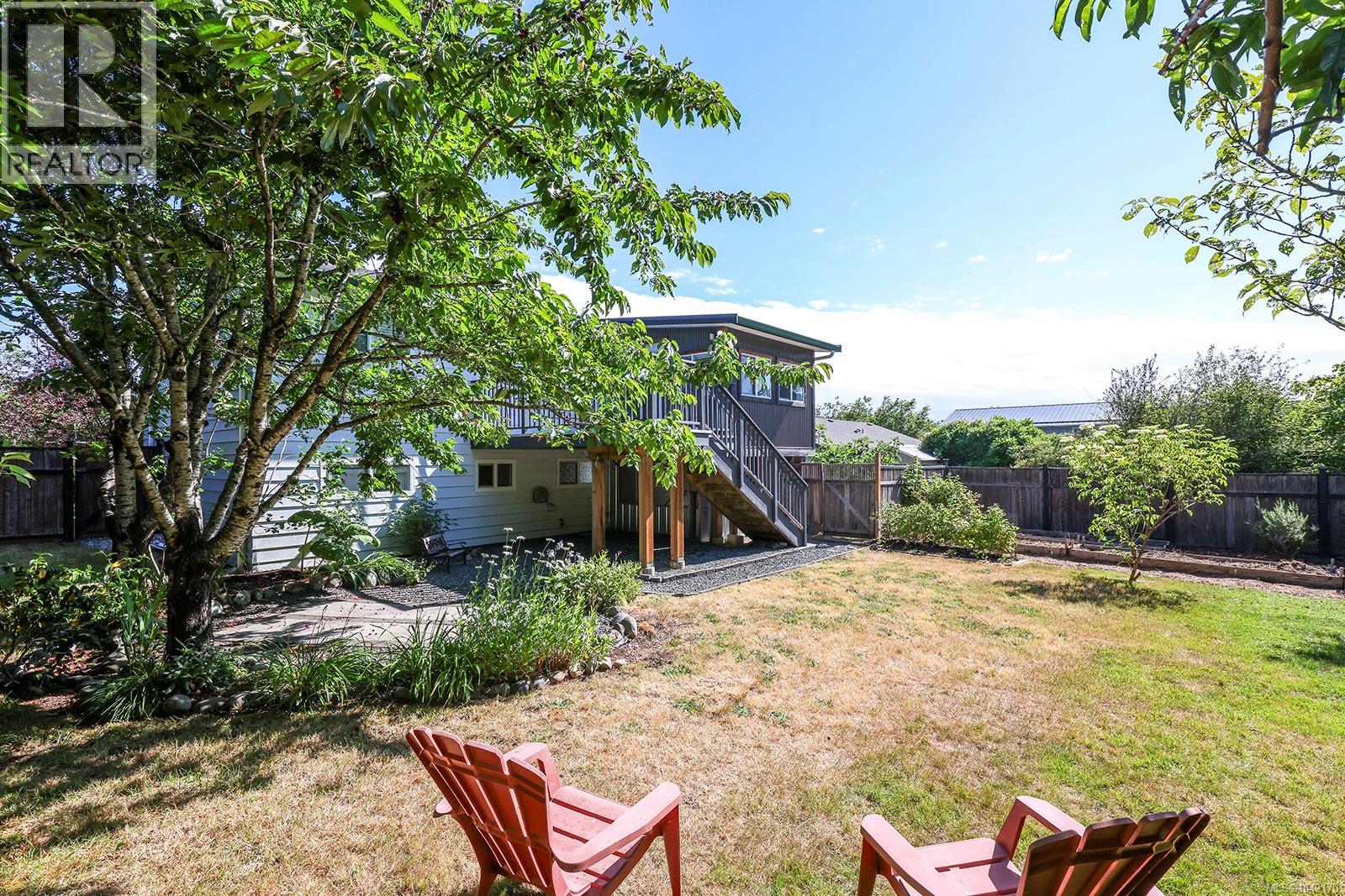 2057 Hummingbird Pl, Comox