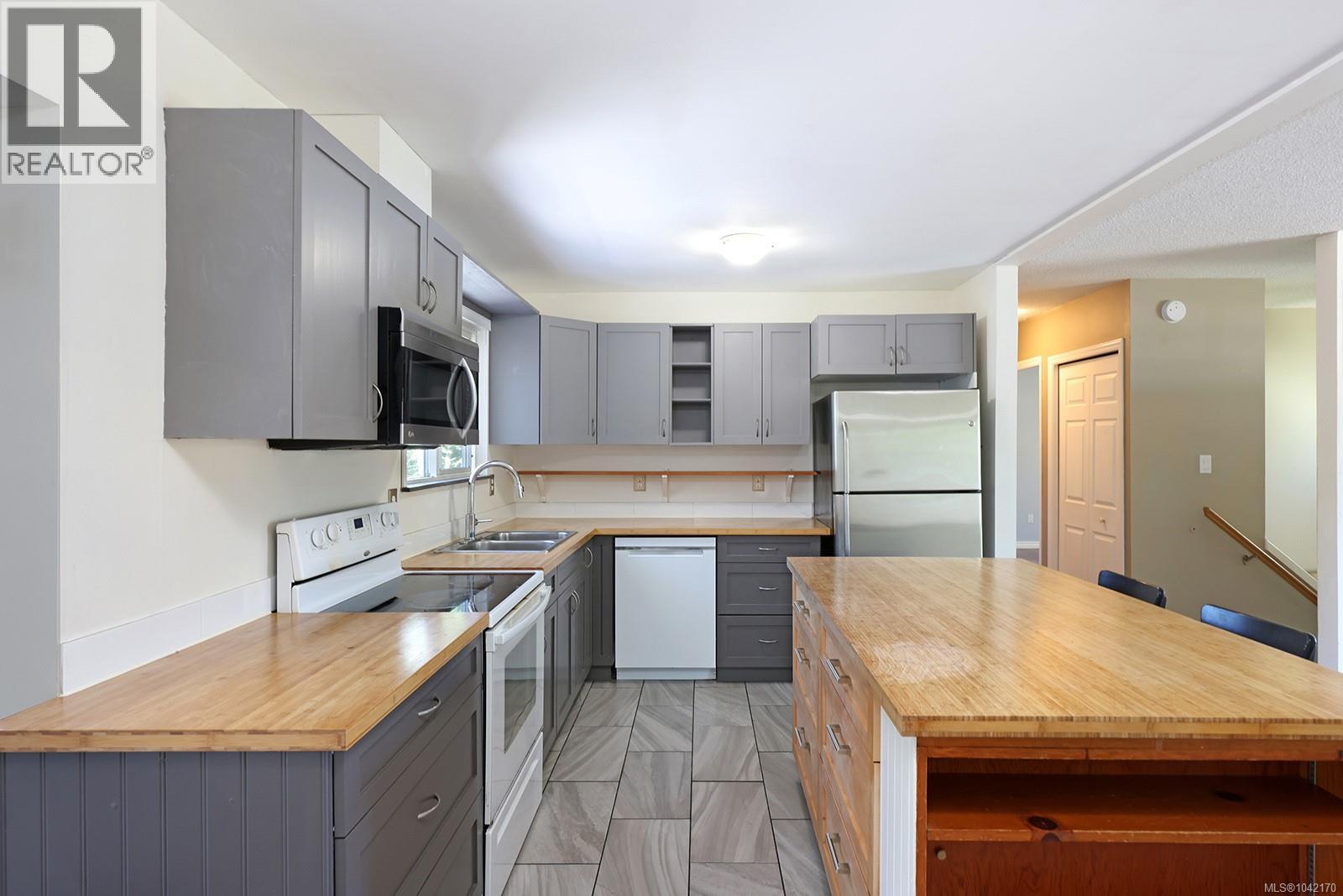 2057 Hummingbird Pl, Comox
