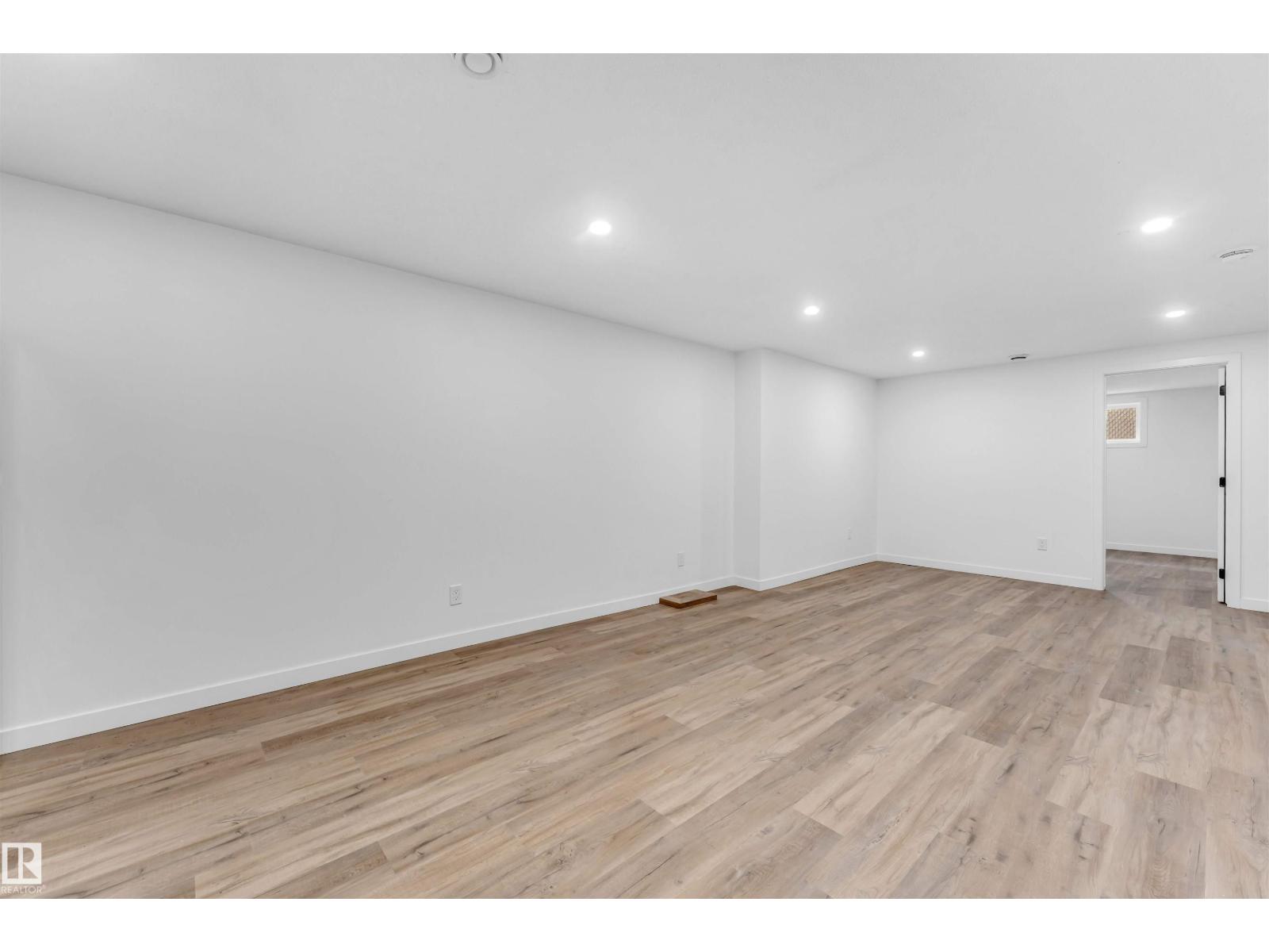6404 88 AV NW - 26