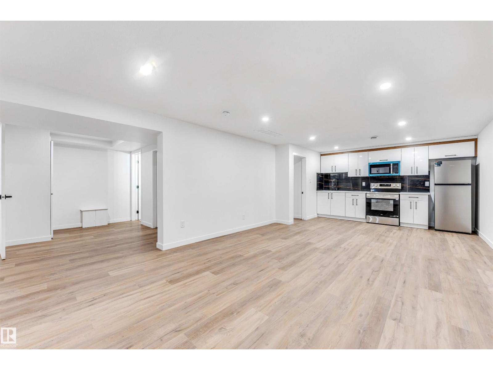 6404 88 AV NW - 24
