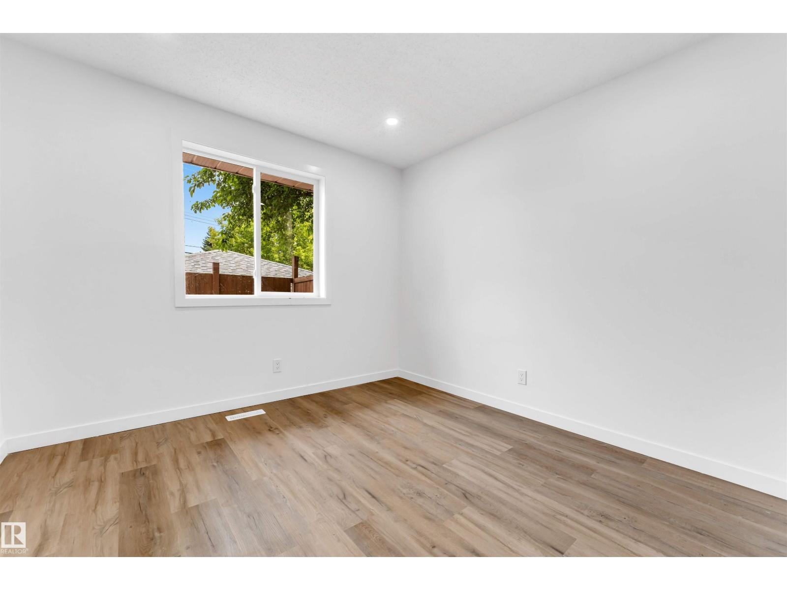 6404 88 AV NW - 18