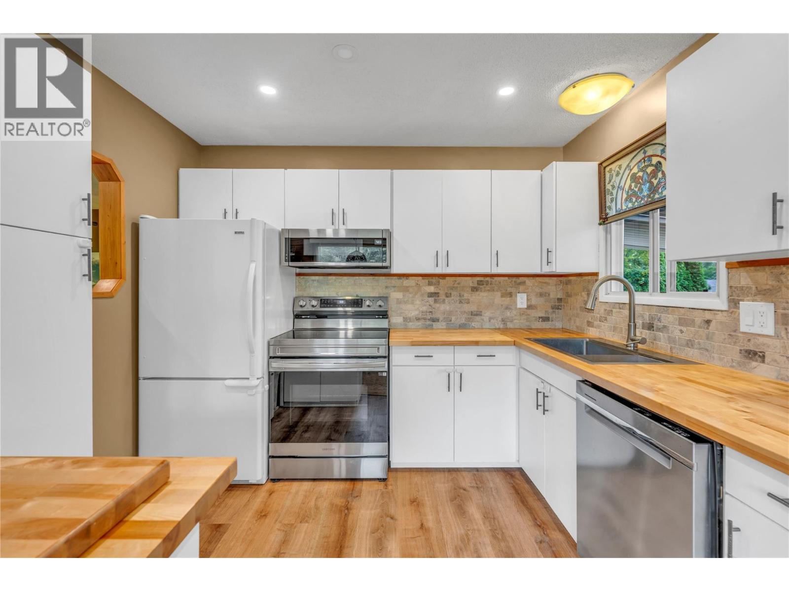 12016 Grant Avenue, Summerland