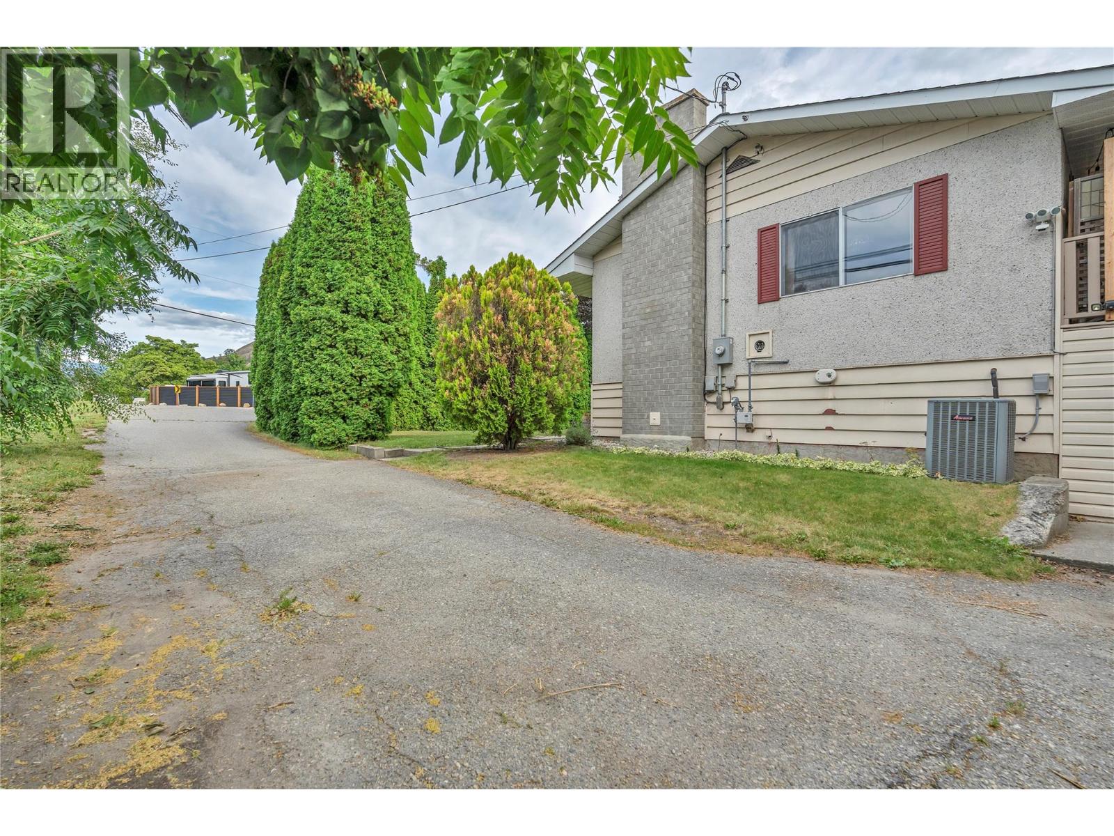 12016 Grant Avenue, Summerland