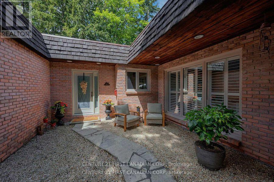 43 COMPTON CRESCENT - 34