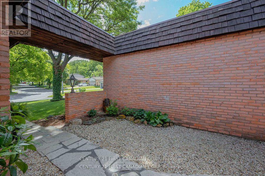 43 COMPTON CRESCENT - 35