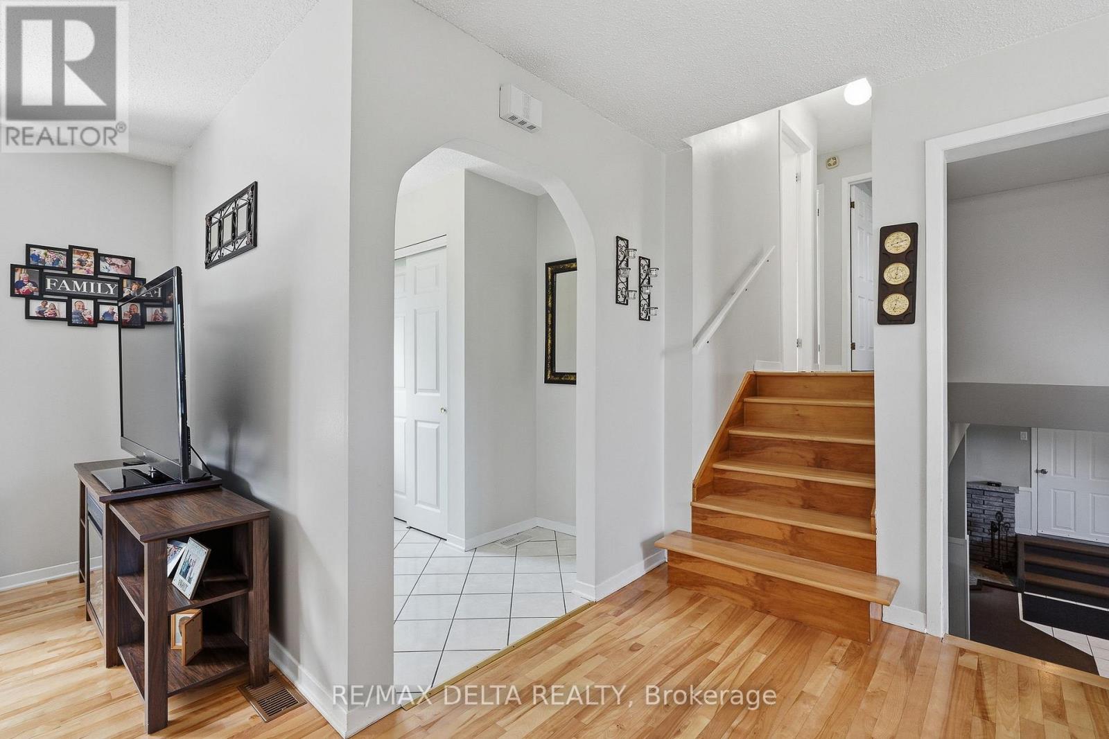 915 ELIZABETH ROAD - Image 10