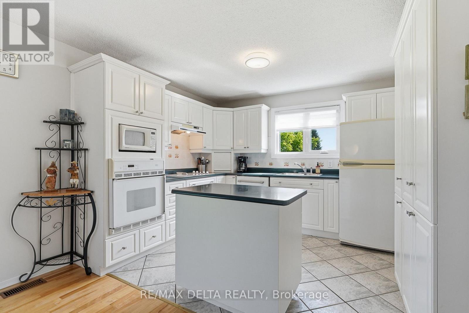 915 ELIZABETH ROAD - Image 11