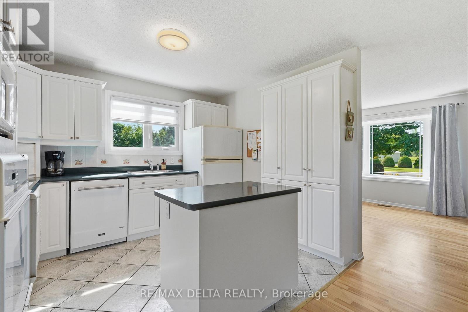 915 ELIZABETH ROAD - Image 12