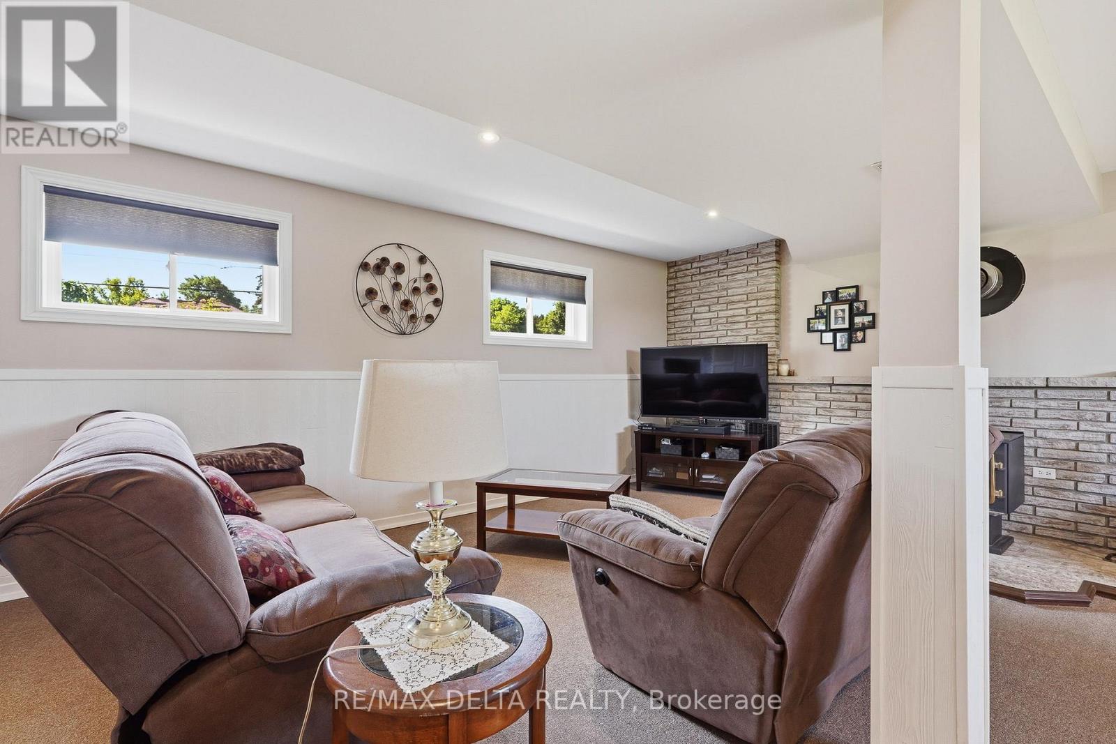 915 ELIZABETH ROAD - Image 21