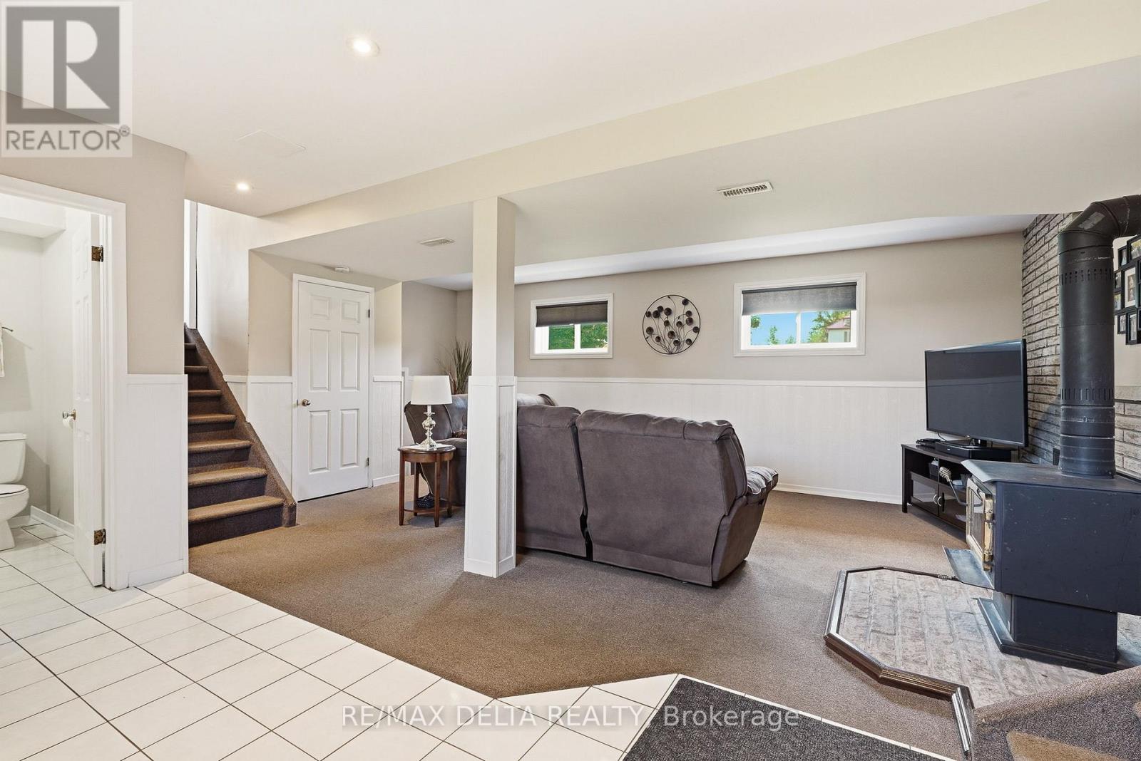 915 ELIZABETH ROAD - Image 23