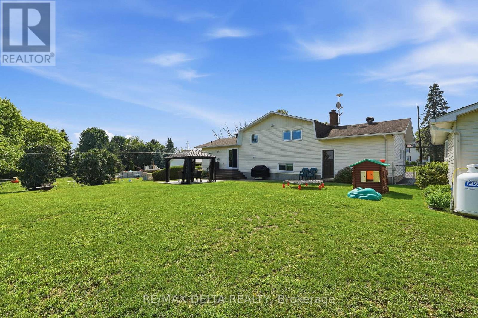 915 ELIZABETH ROAD - Image 32