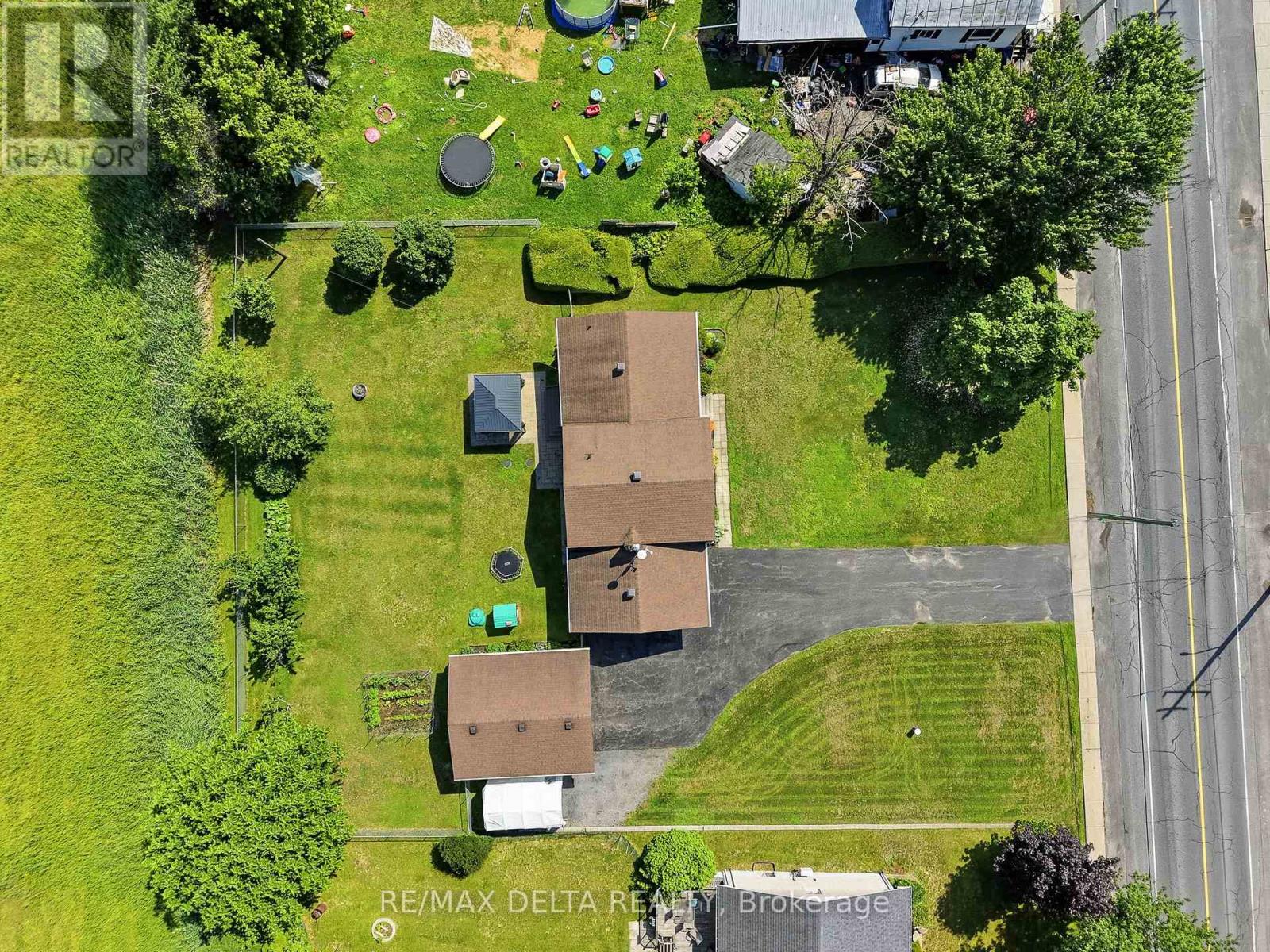 915 ELIZABETH ROAD - Image 37