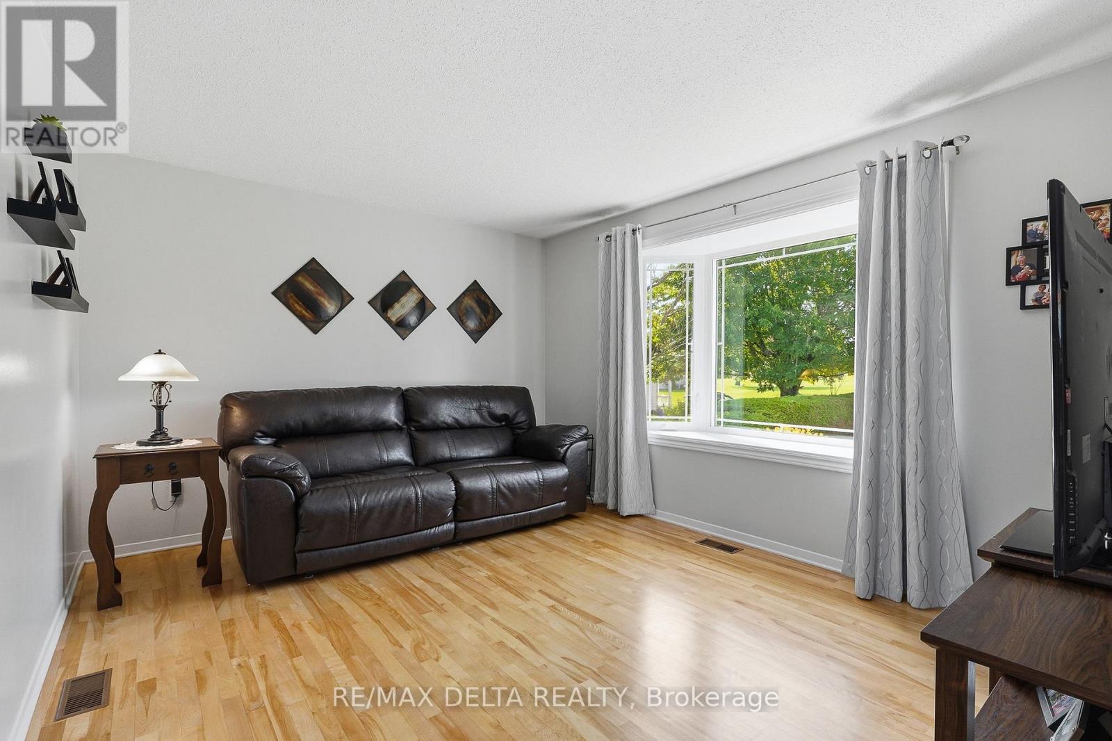915 ELIZABETH ROAD - Image 4