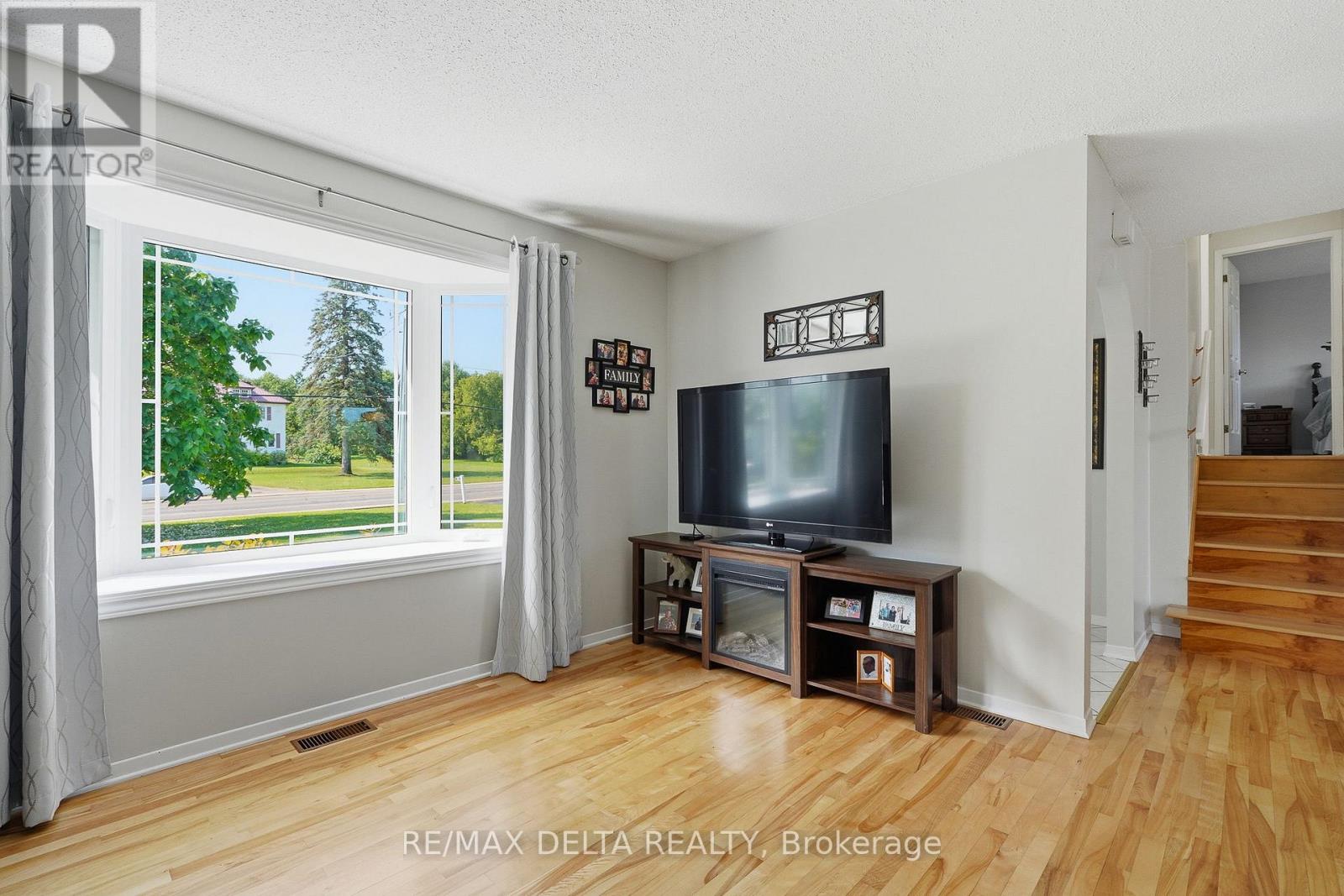 915 ELIZABETH ROAD - Image 5