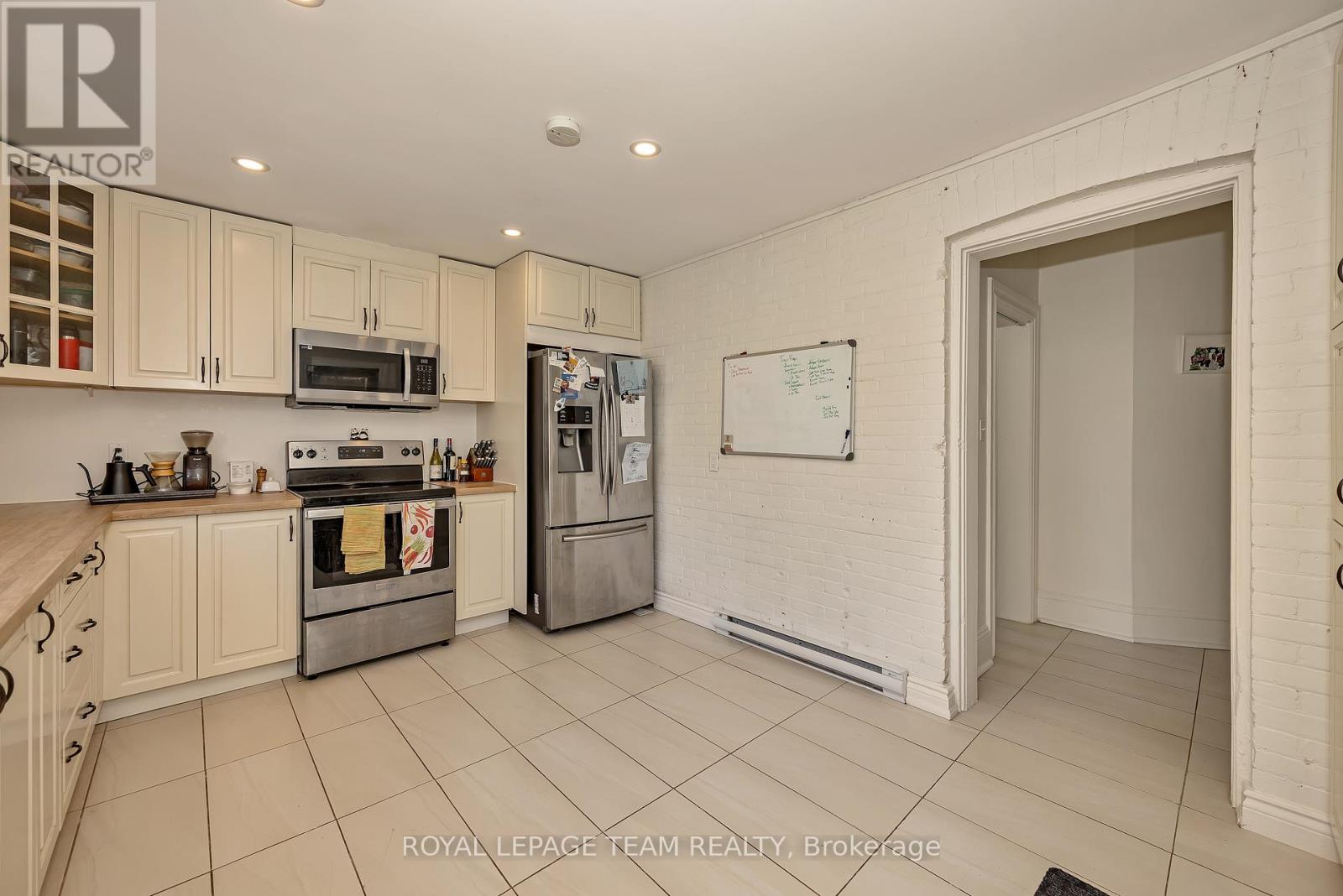 11 SHERBROOKE AVENUE - 15