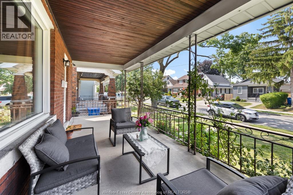 1118 LOUIS AVENUE - 3