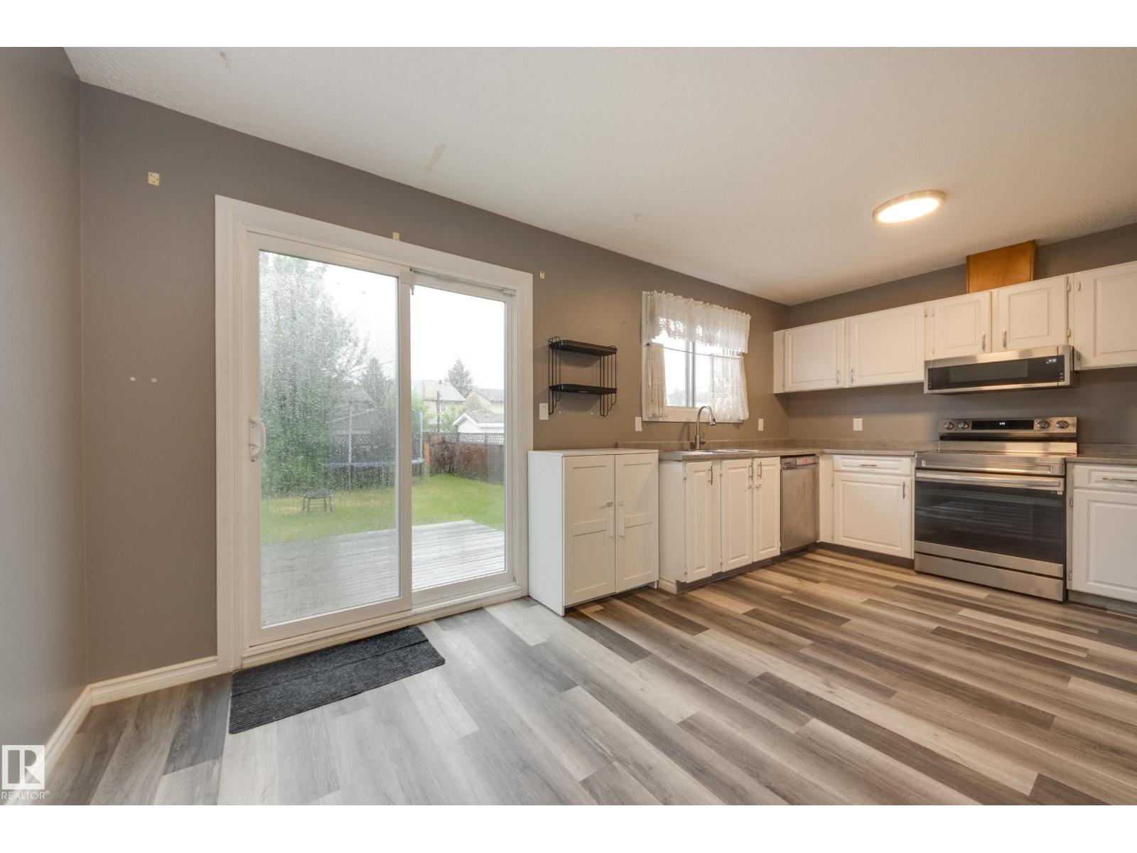 3526 42 AV NW - 13
