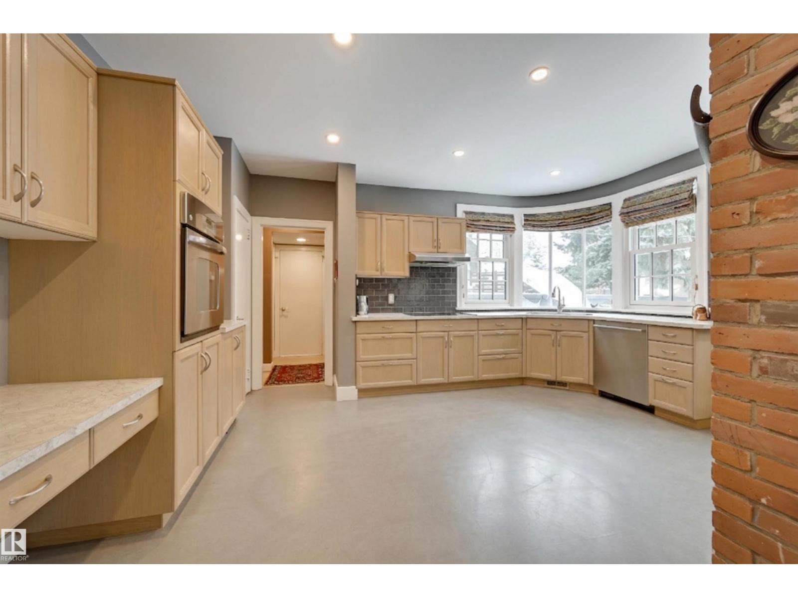 106 ST GEORGE'S CR NW - 24