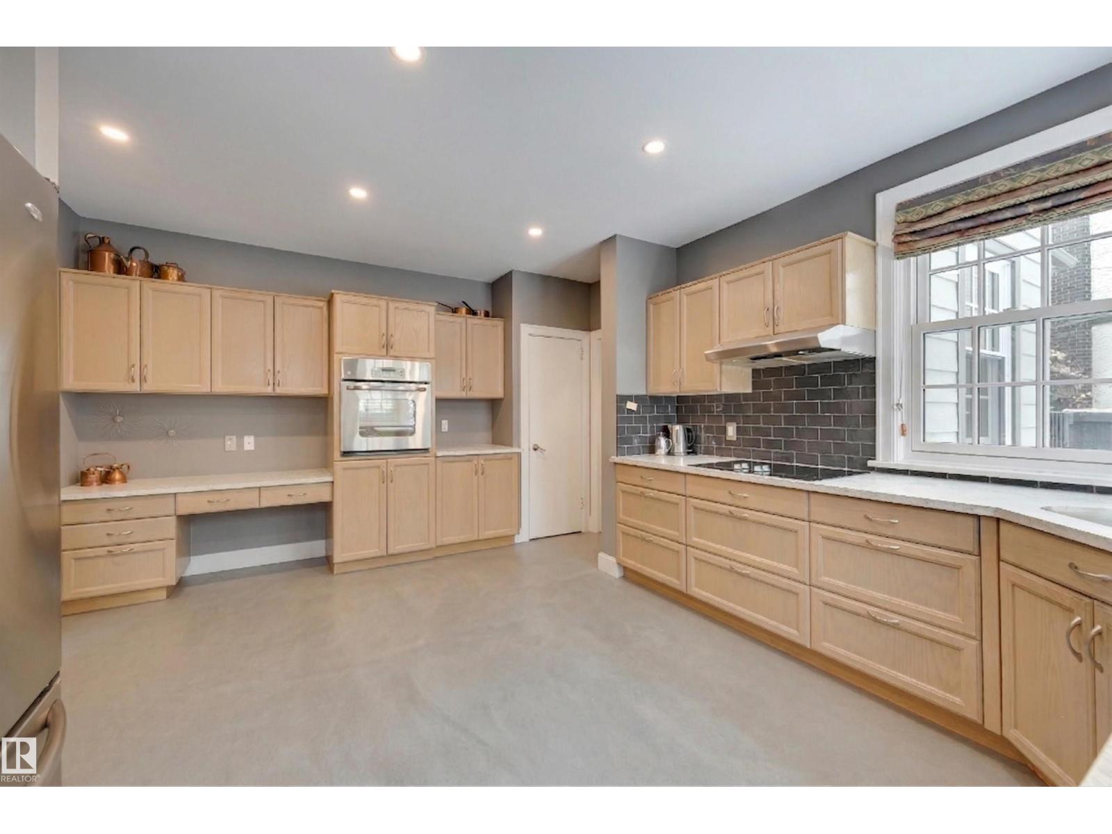 106 ST GEORGE'S CR NW - 28