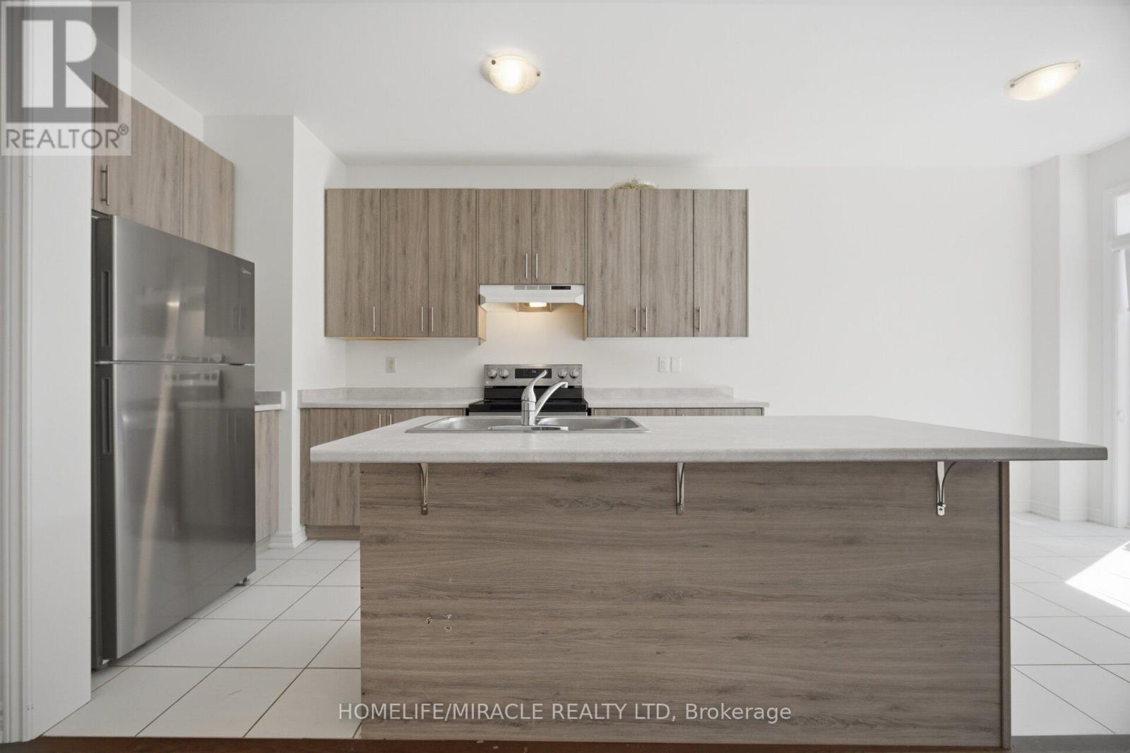 19 DONALD FICHT CRESCENT - 10