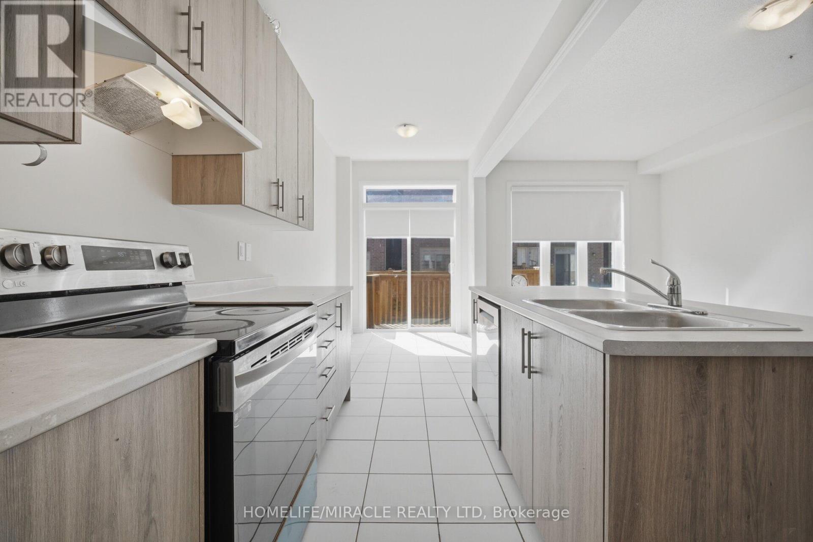 19 DONALD FICHT CRESCENT - 12