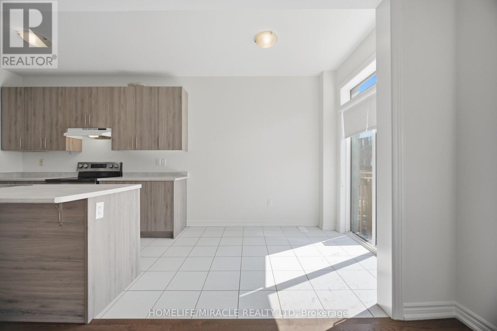 19 DONALD FICHT CRESCENT - 14