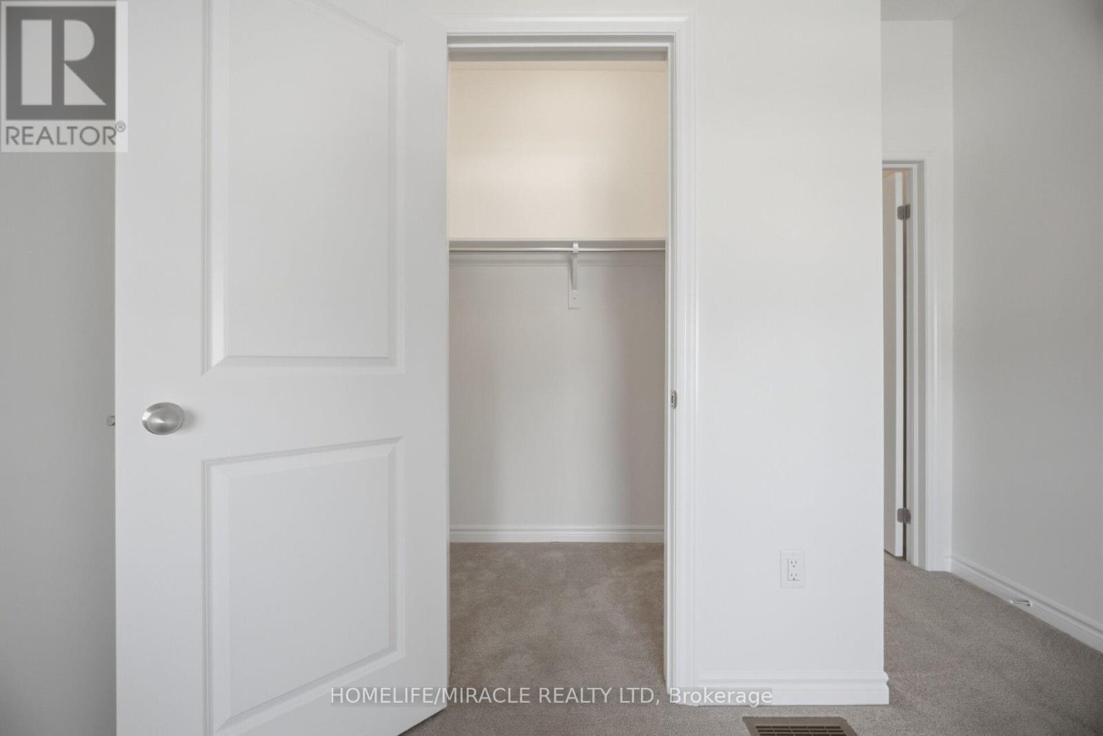 19 DONALD FICHT CRESCENT - 22