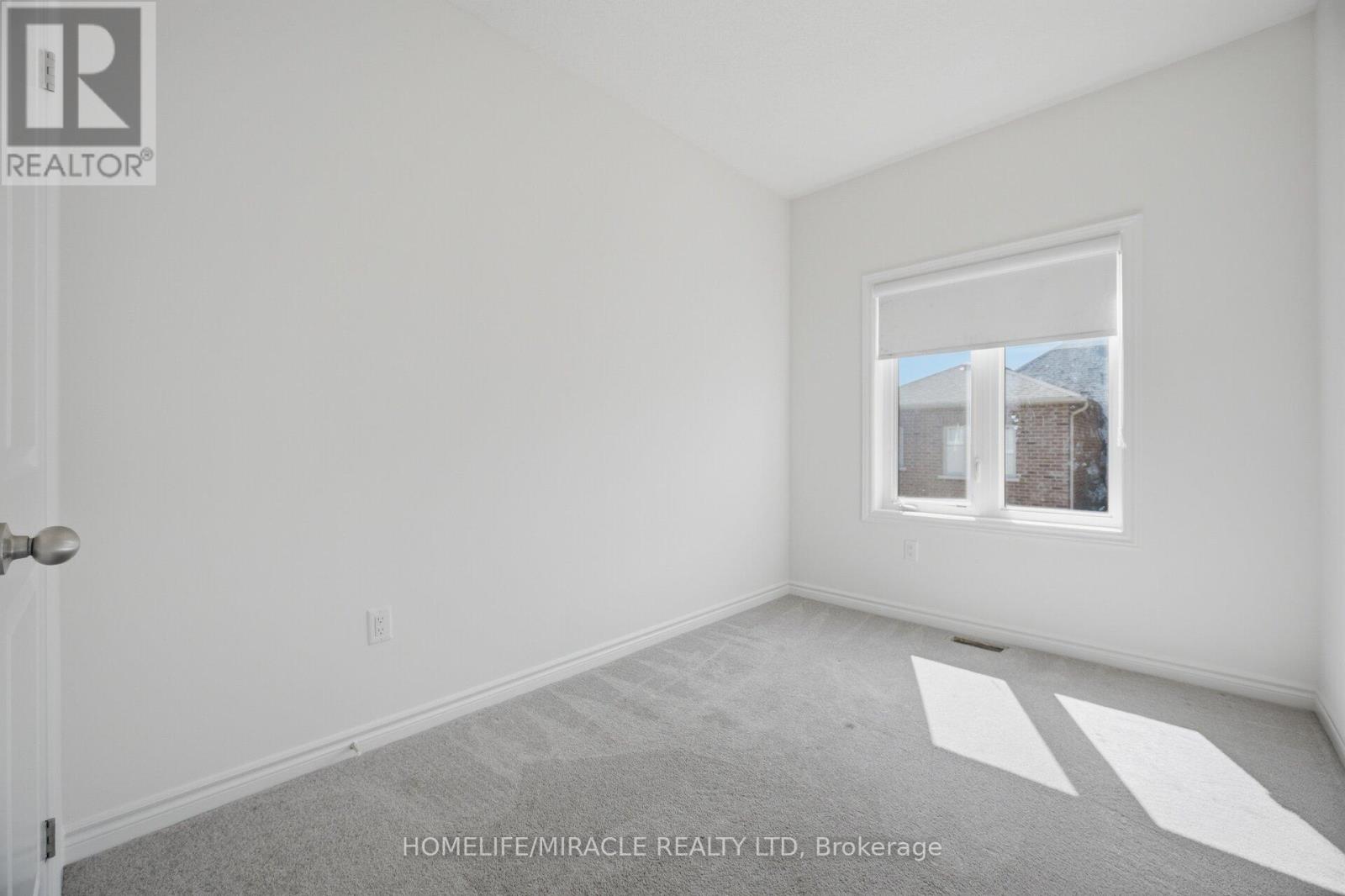 19 DONALD FICHT CRESCENT - 28