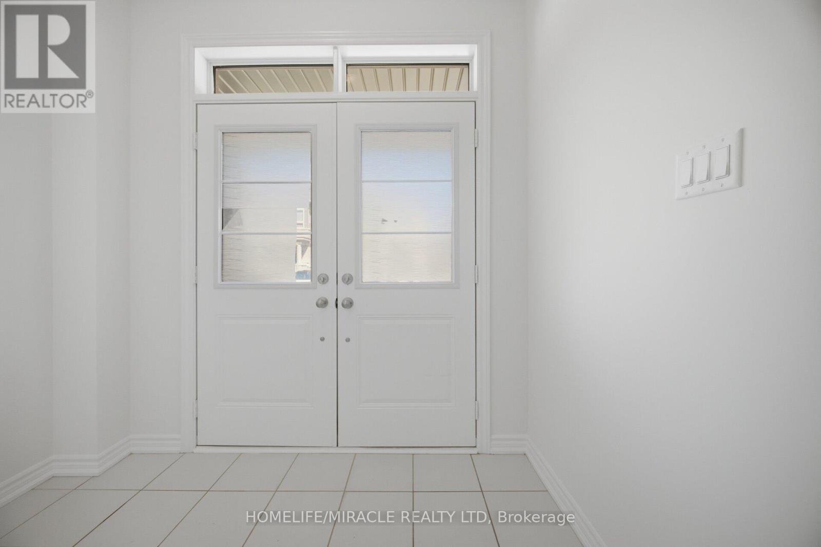 19 DONALD FICHT CRESCENT - 3