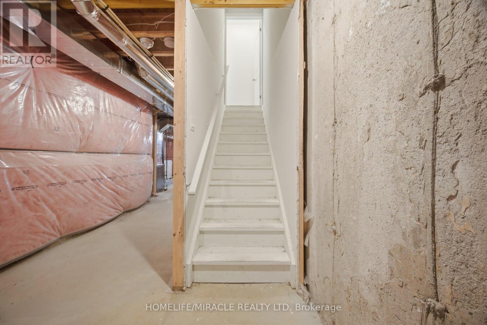 19 DONALD FICHT CRESCENT - 32