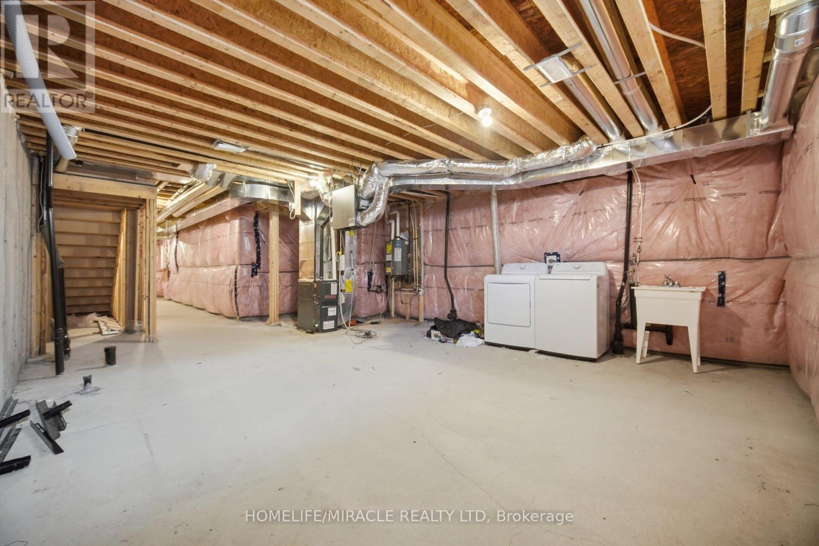 19 DONALD FICHT CRESCENT - 34
