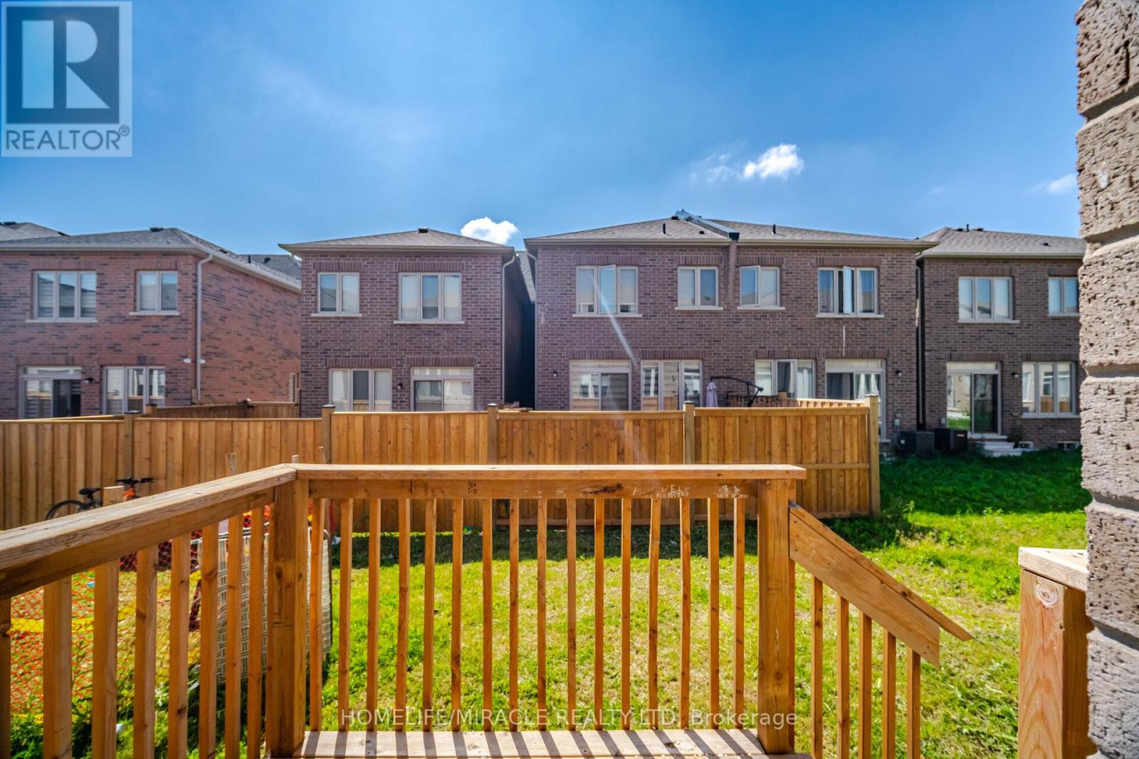 19 DONALD FICHT CRESCENT - 37