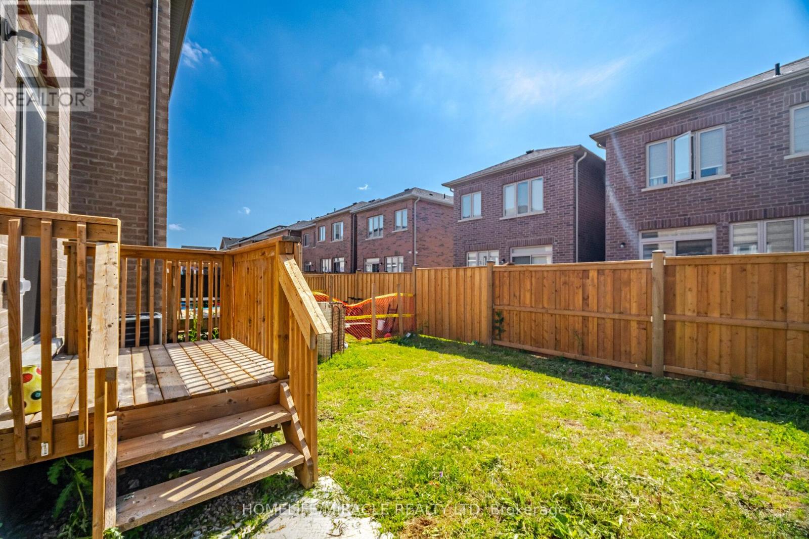 19 DONALD FICHT CRESCENT - 38