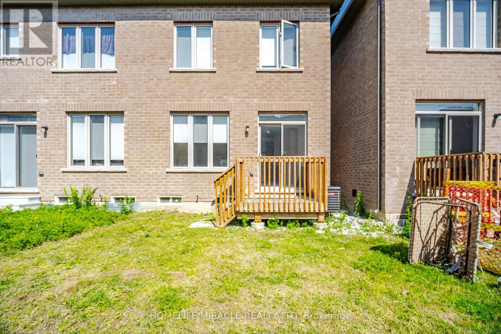 19 DONALD FICHT CRESCENT - 40