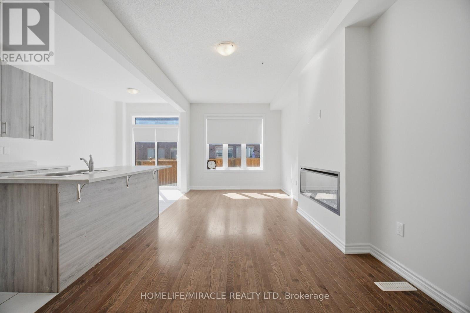 19 DONALD FICHT CRESCENT - 7